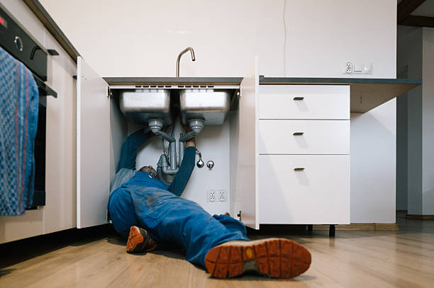 Professional Emergency Plumber technician working in Gardner, KS